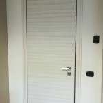 Porta blindata classe 2 idelae per camera da letto o locali interni. PERCHE' SCEGLIERLA:  > esteticamente abbinabili a porte interne finiture varie > In caso di pericolo (es.:allarme che suona all'improvviso o tentativo di rapina in casa) si mette in sicurezza la porta con il semplice gesto di ruotare il pomolo del cilindro creando così una stanza sicura.