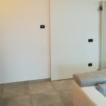 Porta scorrevole laminato b.co con binario inox a vista