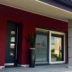 Serramento-pvc-alzante-scorrevole-con-tendine-oscuranti-orientabili-all'interno-dei-vetri-e-porta-ingresso